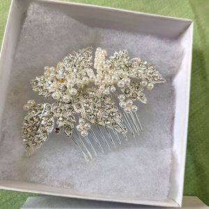 NWT Crystal Leaf Pearl Comb